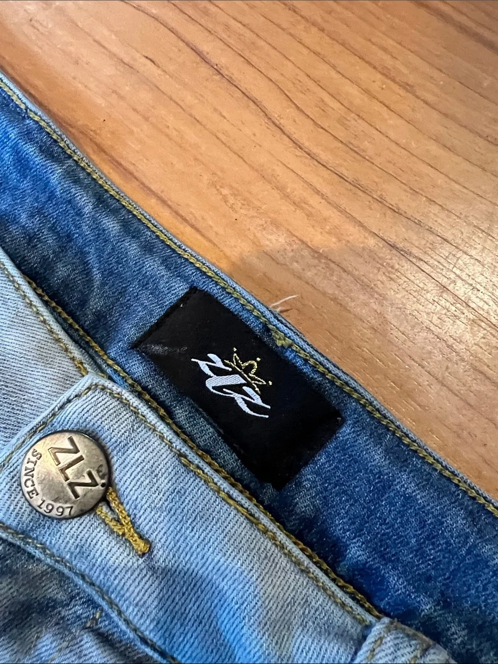 Men's Light Blue Distressed 36w 32L Jeans